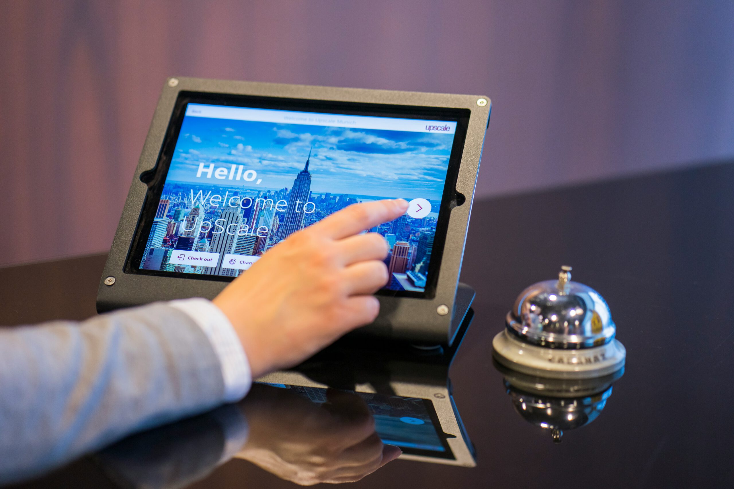 Hotel-Lobby mit digitalem Display