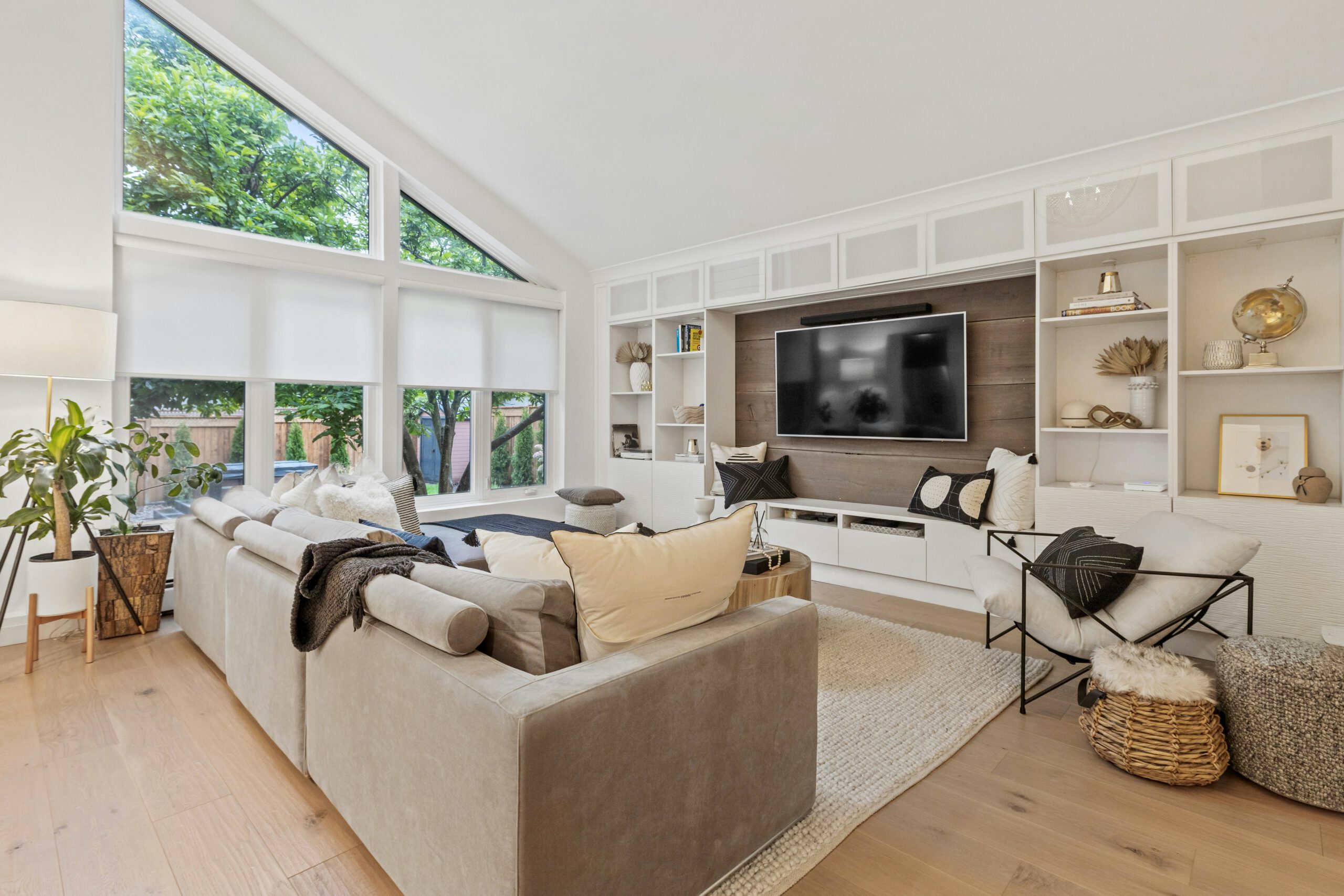 Modernes Wohnzimmer mit Premium TV und Hi-Fi